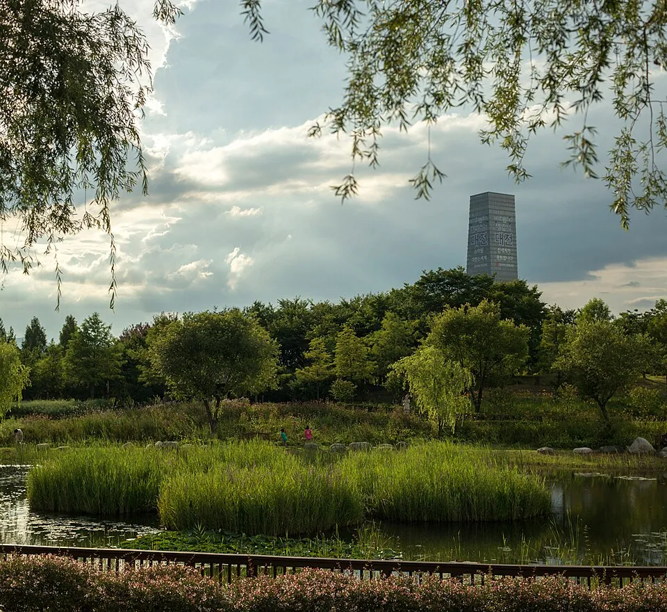 The lake in Hanbat Arboretum’s East Garden.