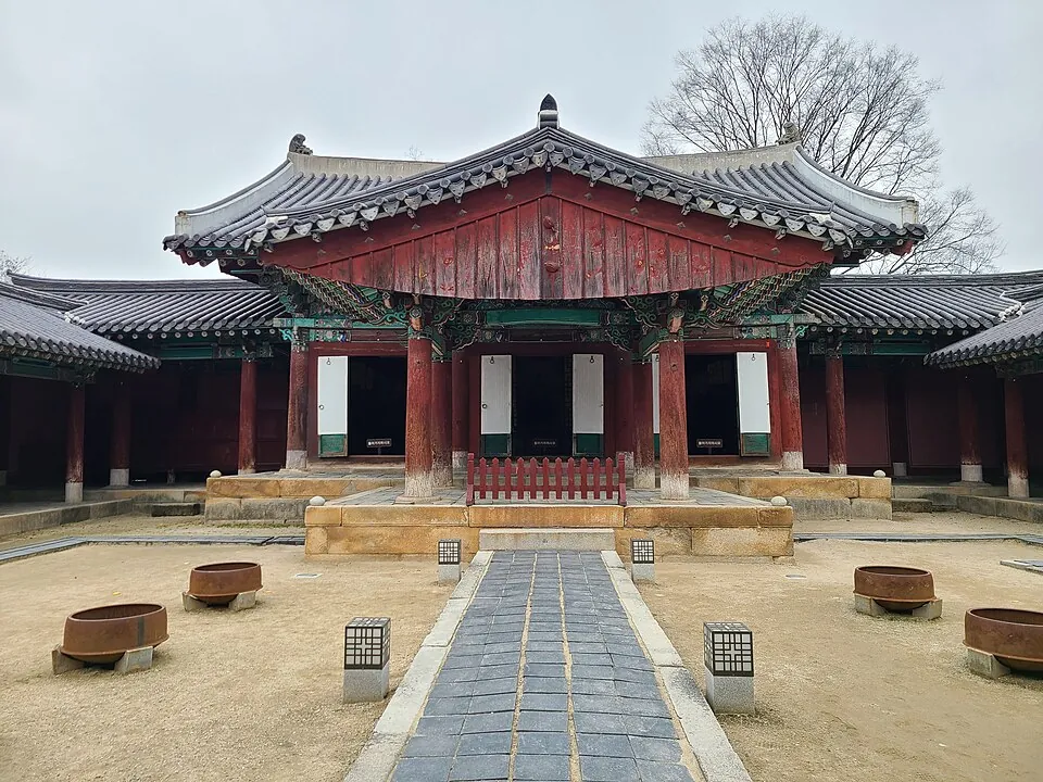 The main hall of Gyeonggijeon Shrine in Jeonju.