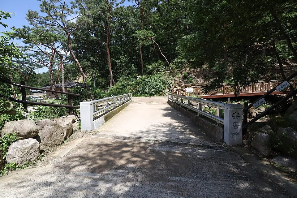 Jingwansa Temple in Jingwan-dong, Eunpyeong-gu, Seoul.
