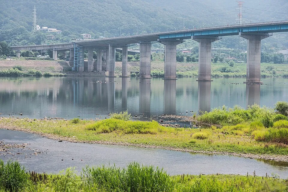 Paldang Bridge across the Han River at Hanam.
