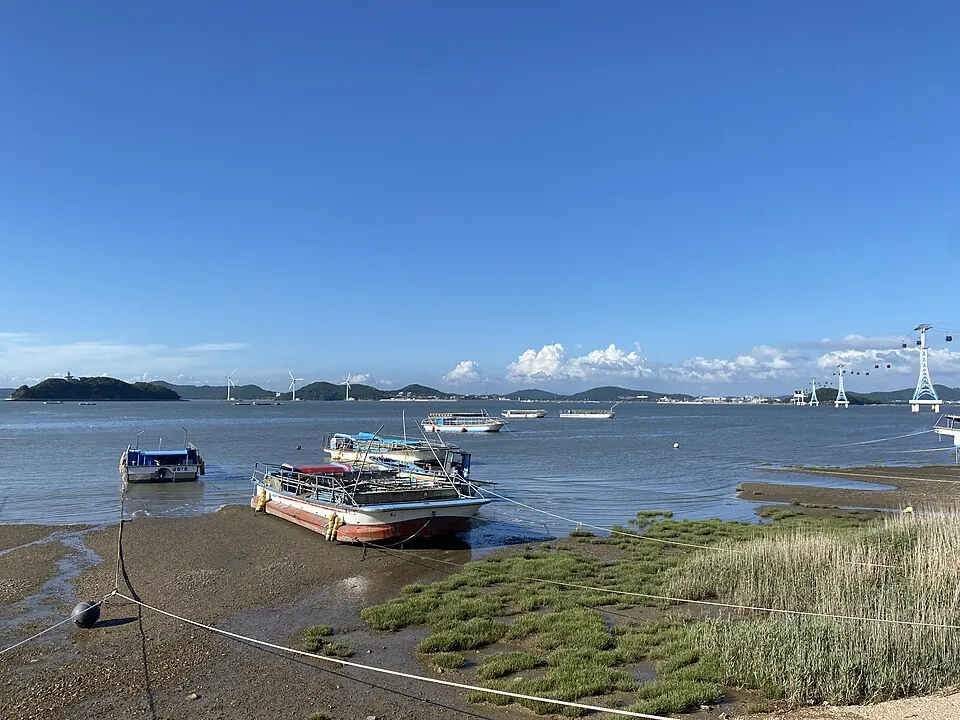 Boats at low tide beside Jebudo Island.