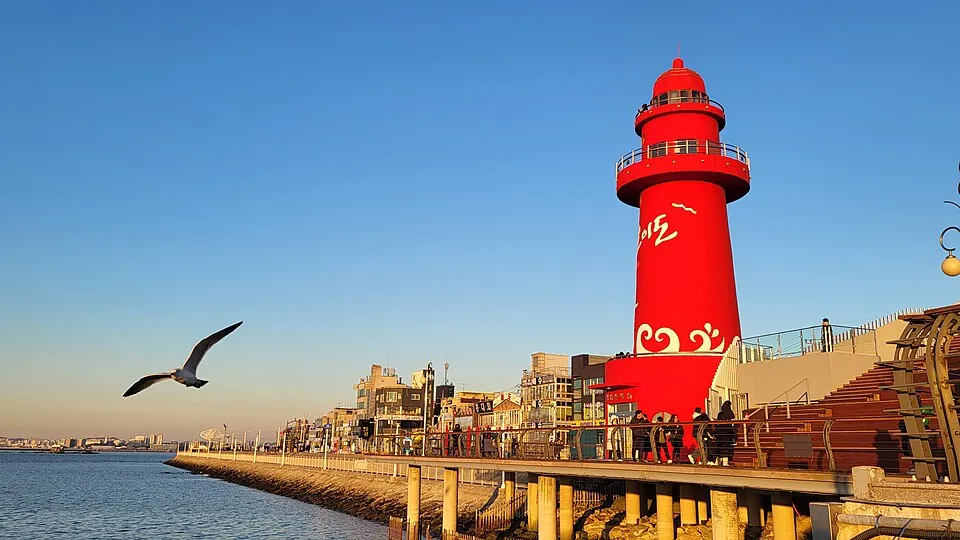 Oido’s red lighthouse overlooking the port.