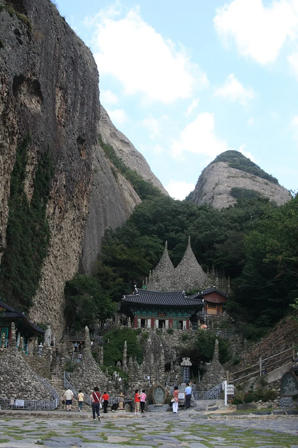 Tapsa Temple beneath the cliffs of Maisan.
