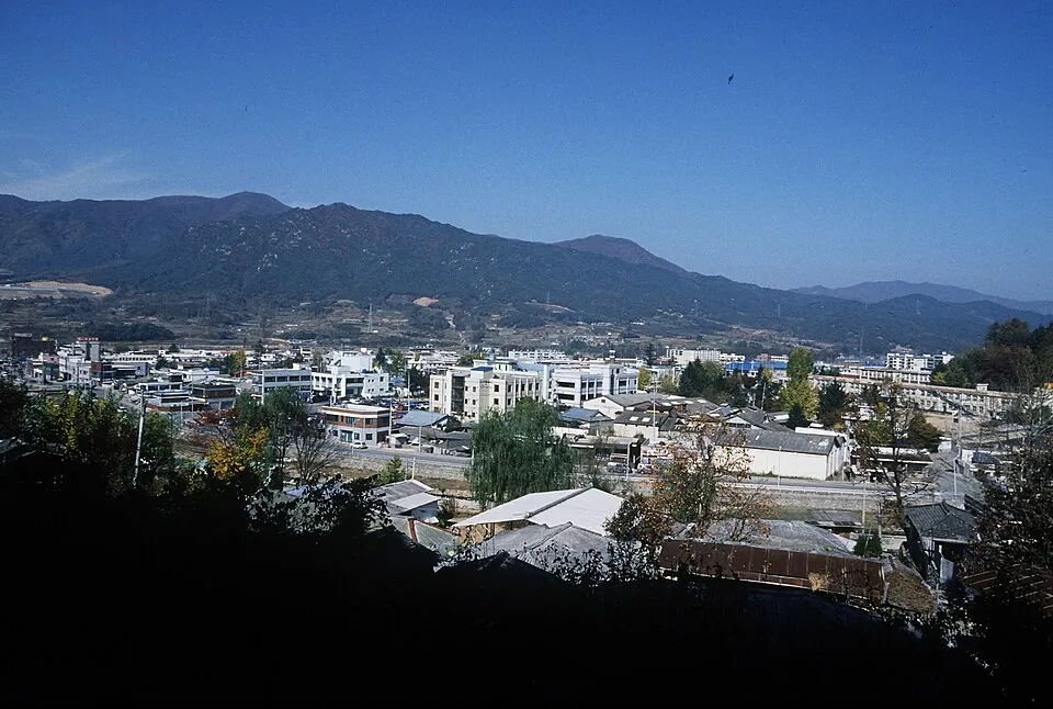 Jangsu-eup with mountains rising behind the town.