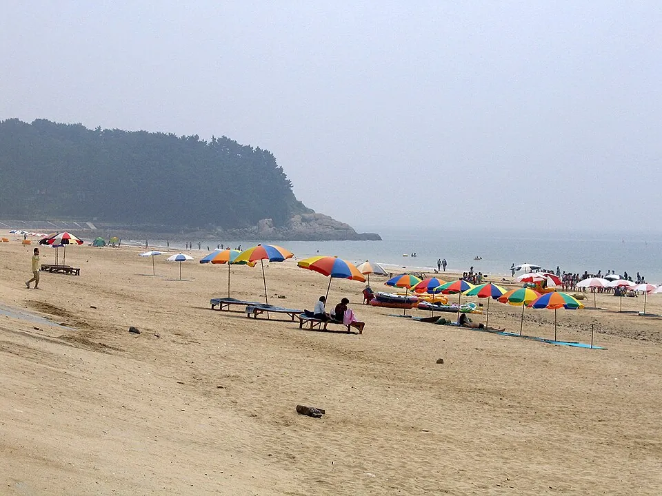 Daecheon Beach looking south
