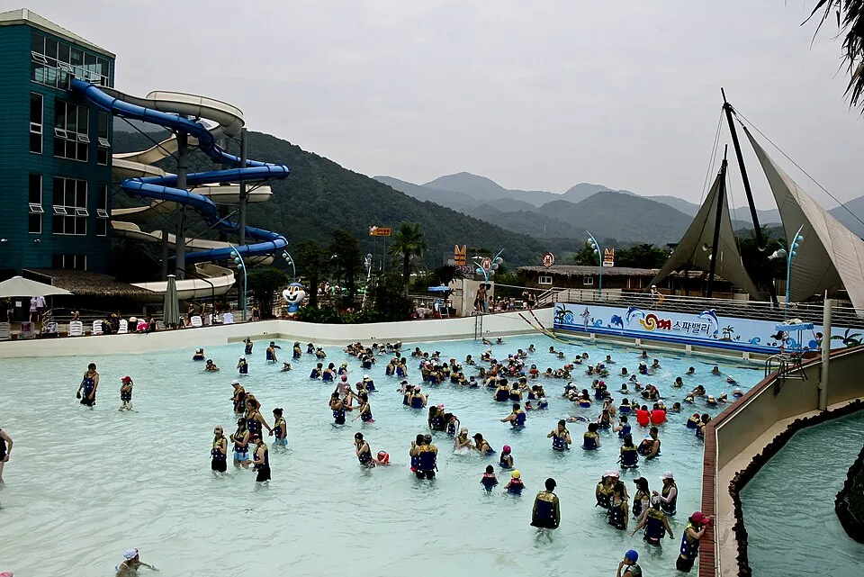 Wave pool at Spa Valley