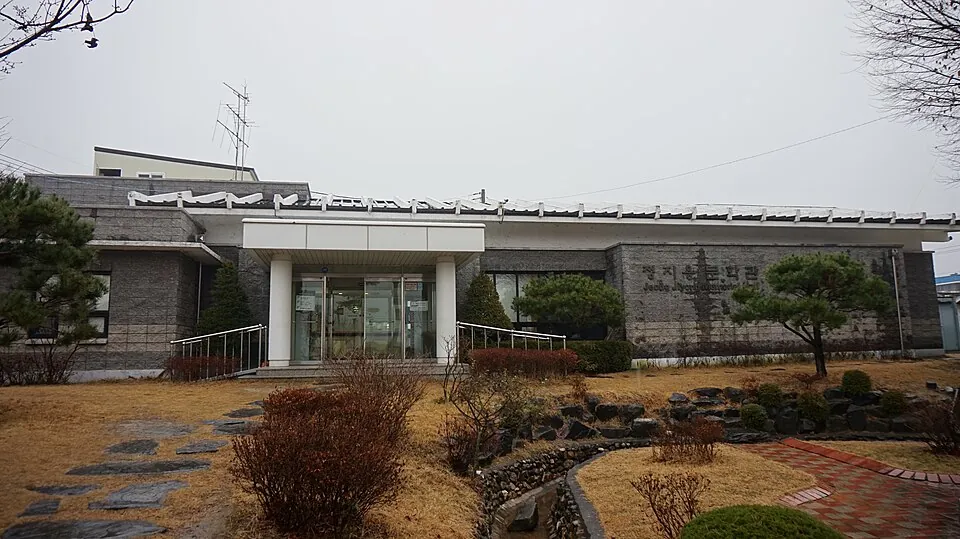 Entrance to the Jeong Jiyong Literature Museum