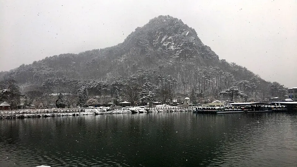 Snow falling around Sanjeong Lake in Pocheon.