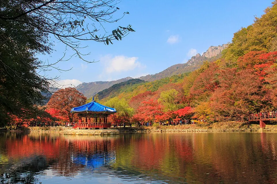 A pavilion overlooking the lake at Naejangsan.