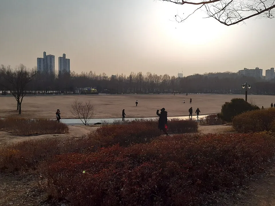 The lawn plaza at Boramae Park, Dongjak-gu, Seoul.