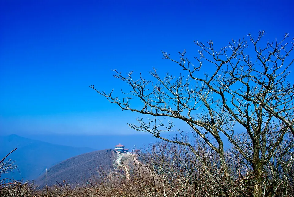Mountain ridges and summit facilities at High1 ski resort